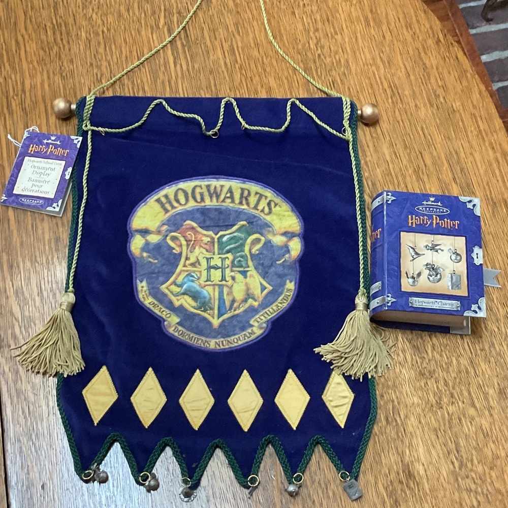 Harry Potter Hallmark Hogwarts Ornament Display Banner